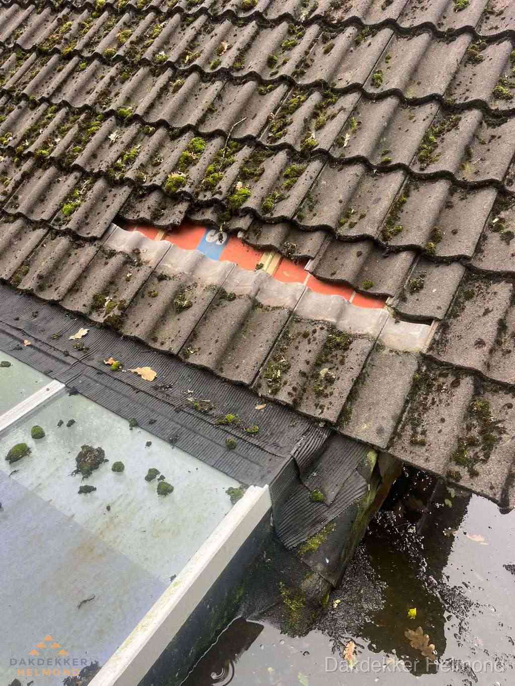 Beschadigd pannendak met ontbrekende dakpannen voor reparatie in Helmond