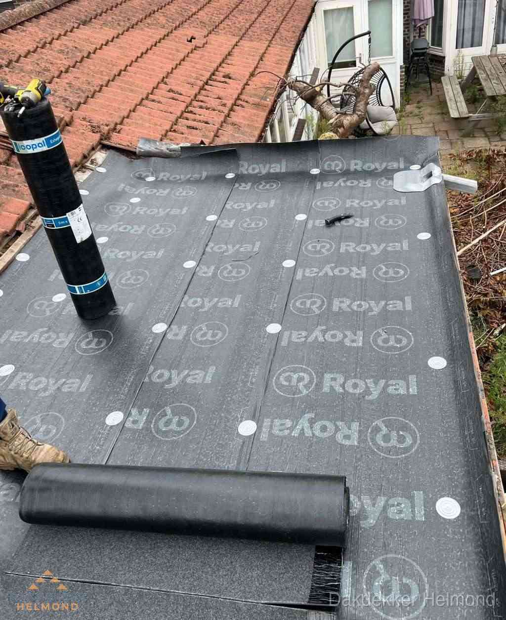 Plat dak met nieuwe bitumen dakbedekking en brandgereedschap in Helmond
