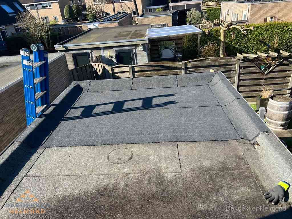 Dakdekker legt onderlaag op plat dak met houten constructie in Helmond