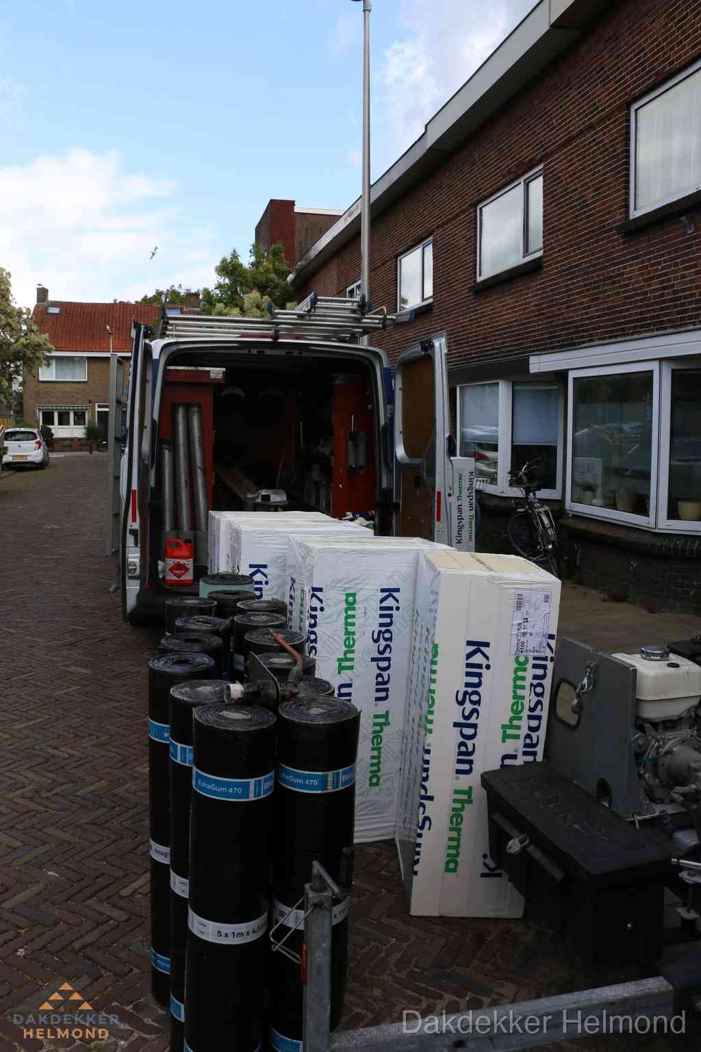 Plat dak met bitumen dakbedekking en brander in Helmond