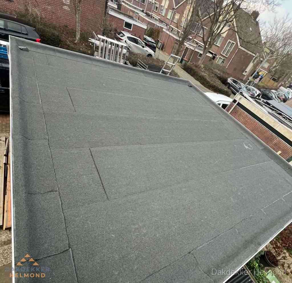 Nieuwe bitumen dakbedekking op plat dak van garage in Helmond