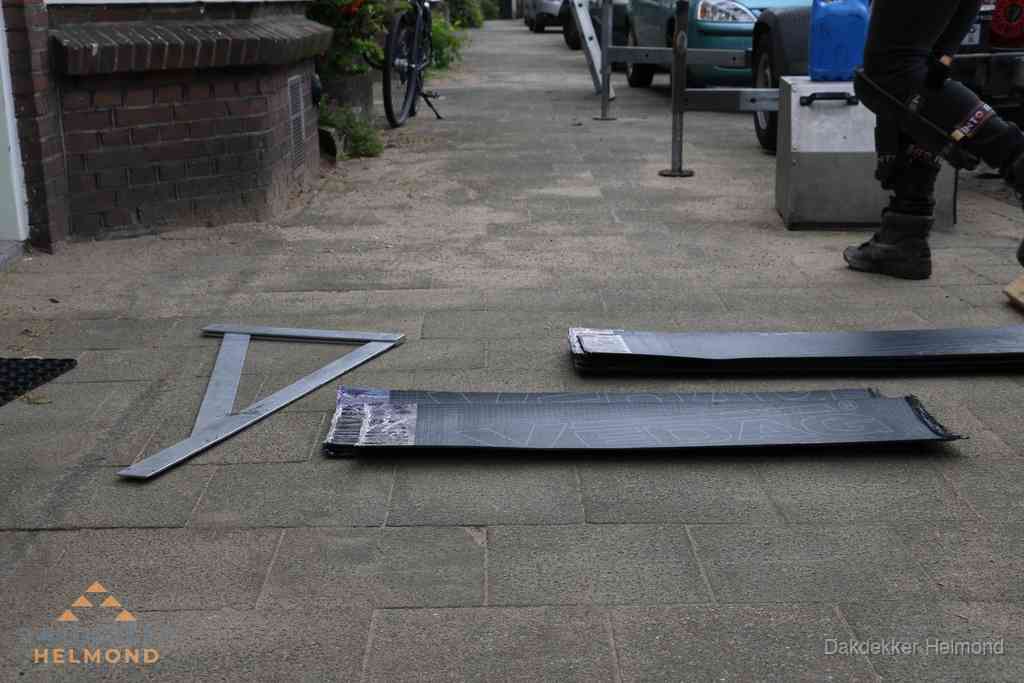 Dakbedekkingsmateriaal en zinkwerk klaargelegd voor reparatie in Helmond