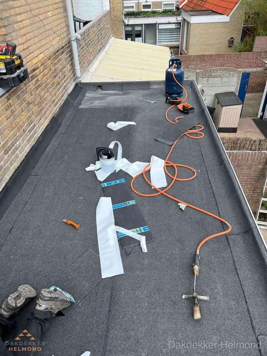 Dakdekker brengt EPDM dakbedekking aan op plat dak in Helmond