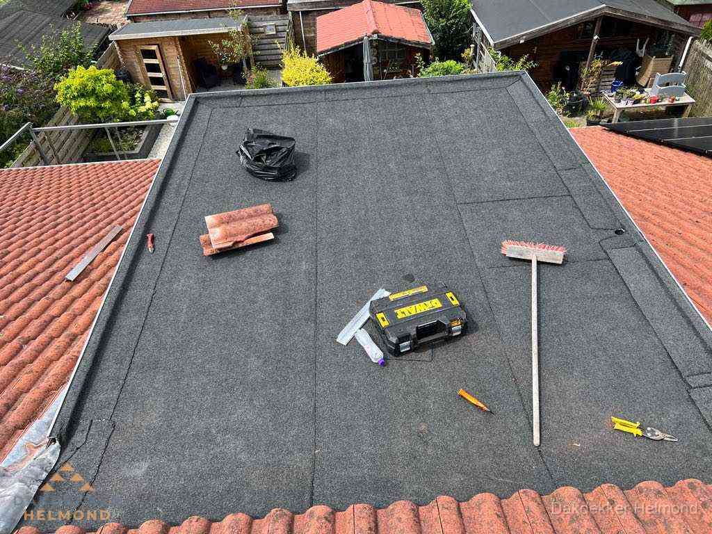 Nieuw plat dak met bitumen dakbedekking in Helmond