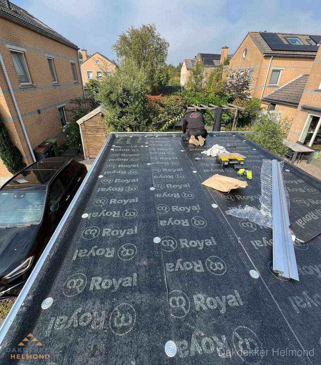 Dakdekker aan het werk op plat dak renovatie in Helmond