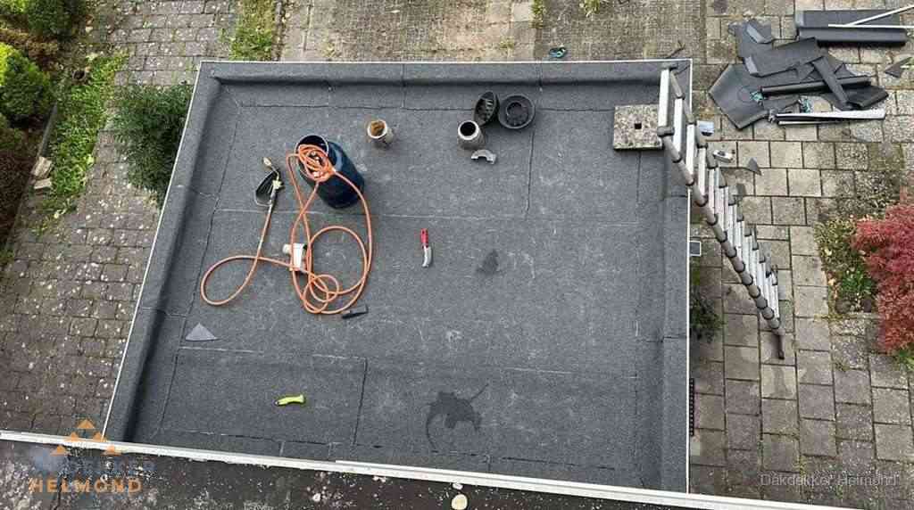 Plat dak met nieuwe bitumen bedekking in Helmond