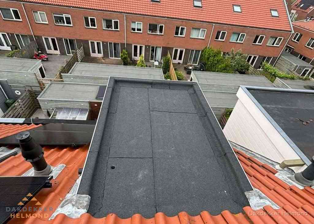 Plat dak met bitumen bedekking naast dakkapel in Helmond