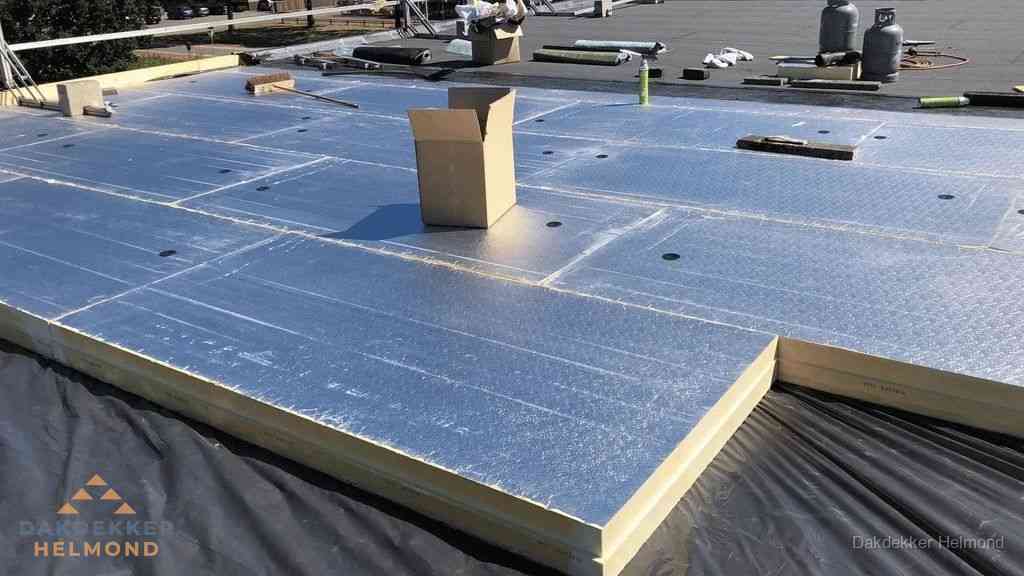 PIR isolatieplaten worden gelegd op plat dak voor dakisolatie in Helmond