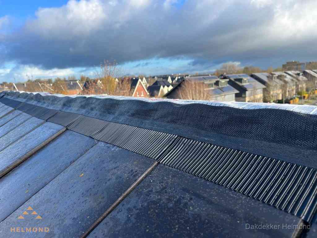 Dakisolatie bij de nok met ventilatieprofiel op schuin dak in Helmond