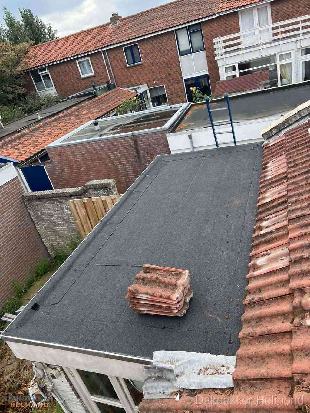 Aanbouw plat dak met reservepannen voor dakpannen vervangen in Helmond