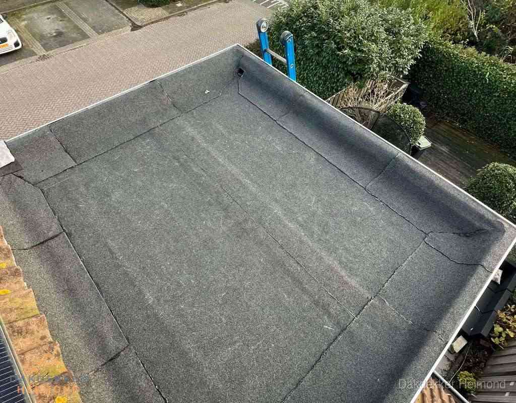 Gerenoveerd plat dak met nieuwe bitumen dakbedekking in Helmond