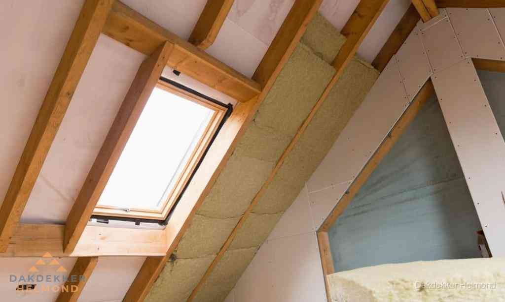Plat dak vervangen met nieuwe OSB-ondergrond en bitumenrol in Helmond