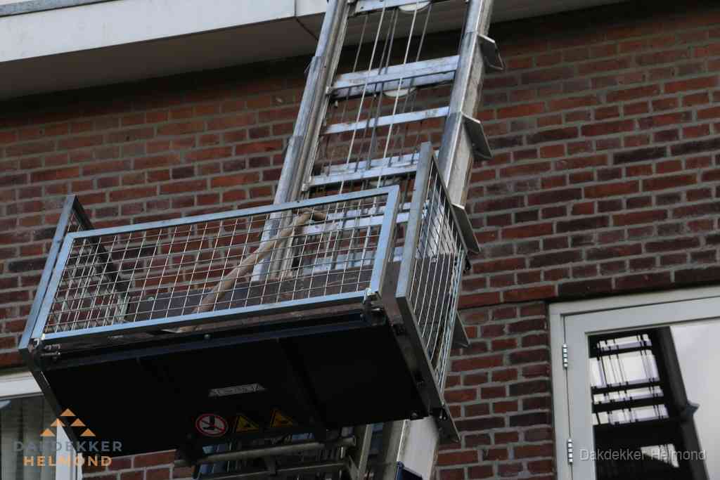 Ladderlift met dakpannen voor dakpan reparatie in Helmond