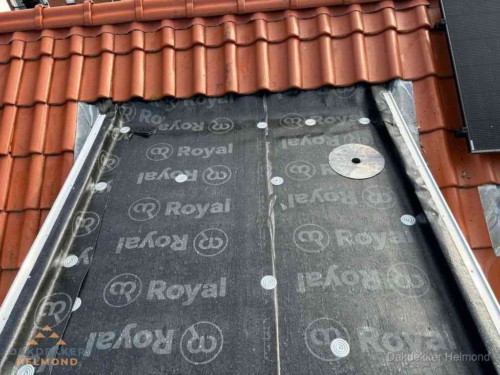 Nieuw dak met dakpannen en Royal onderlaag bij woning in Helmond