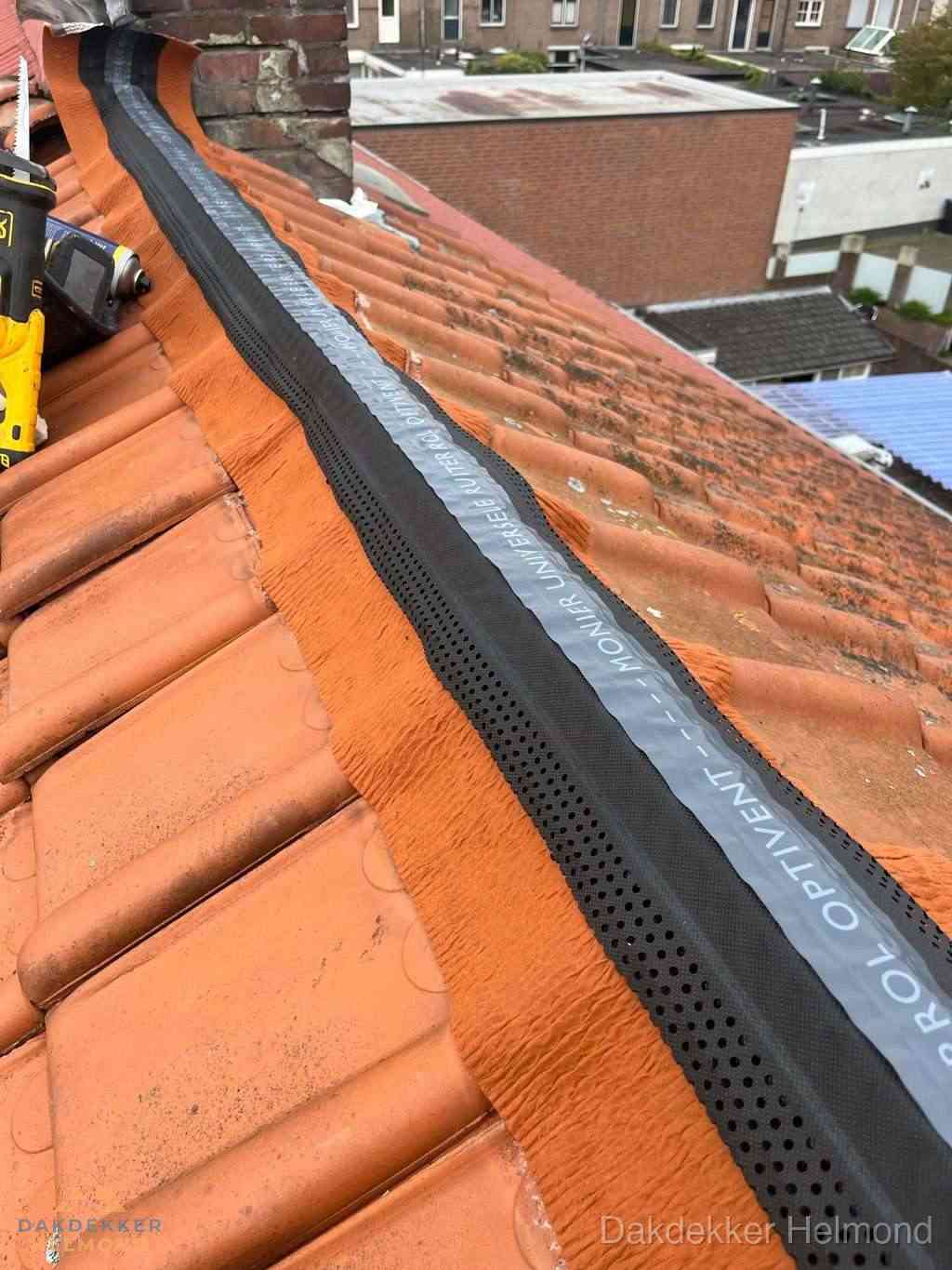 Plat dak aanbouw met bitumen naast schuin pannendak in Helmond