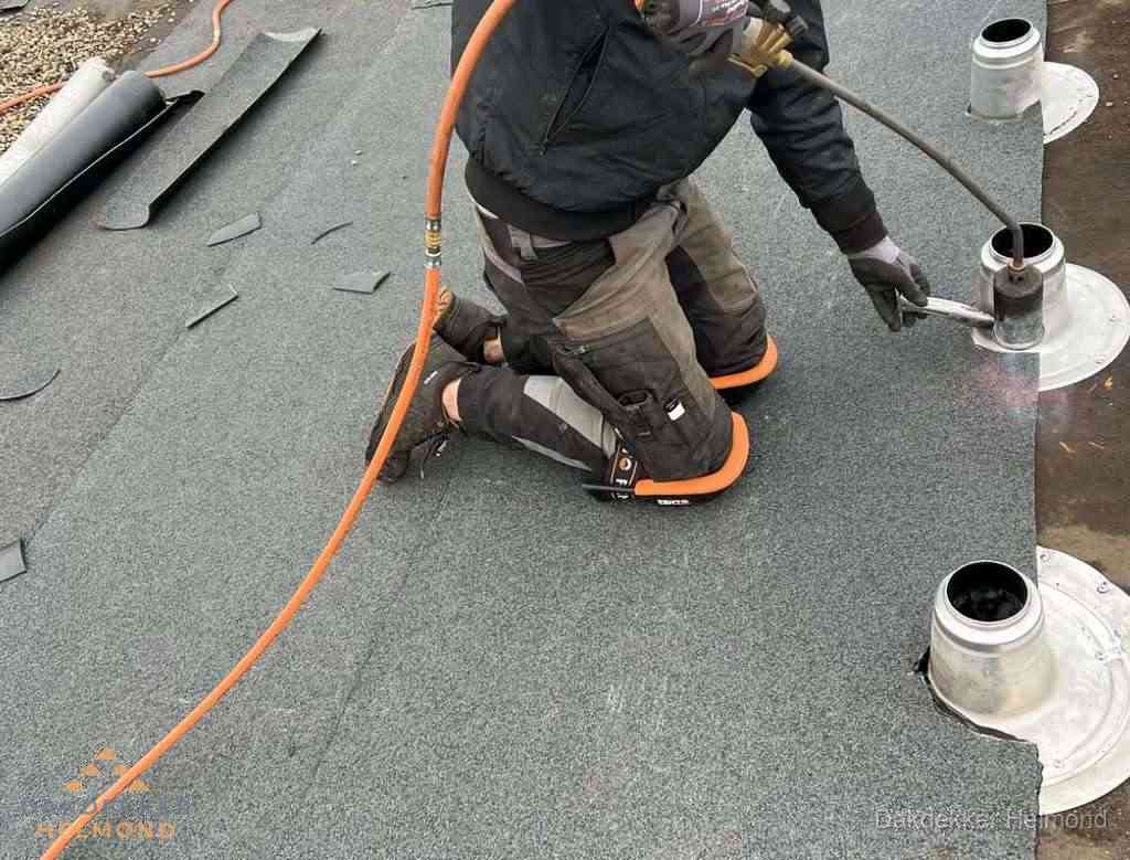 Gereedschap op nieuw plat dak na renovatie in Helmond