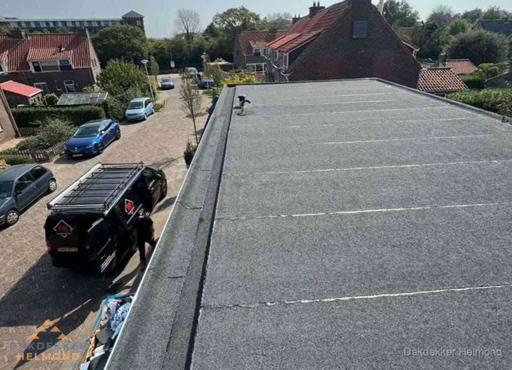 Nieuw bitumen plat dak met uitzicht over landschap in Helmond