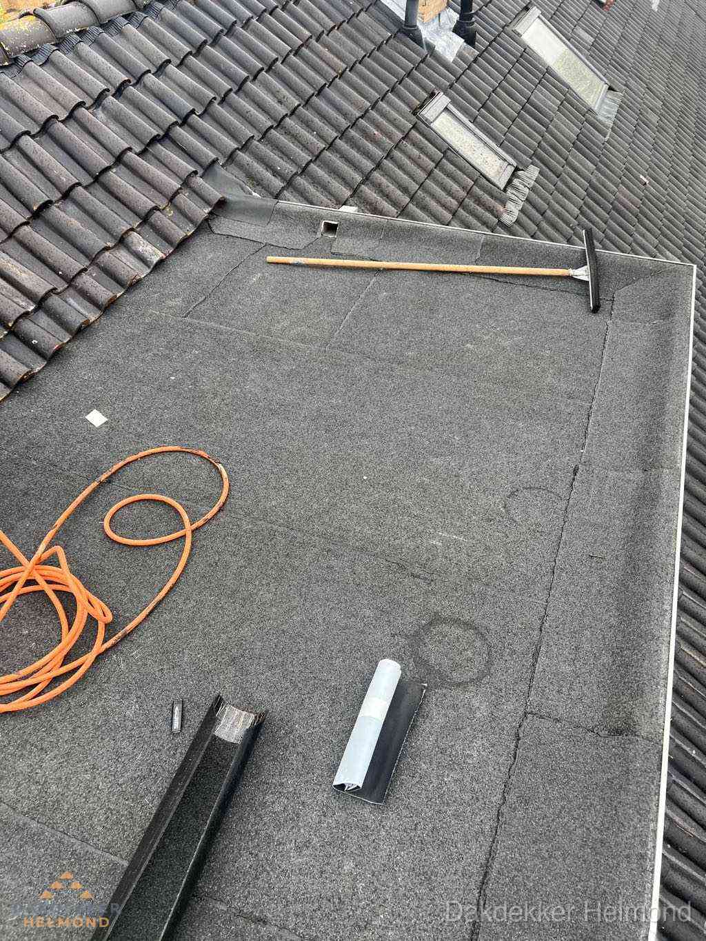 Overzicht plat dak met dakgoot in woonwijk Helmond