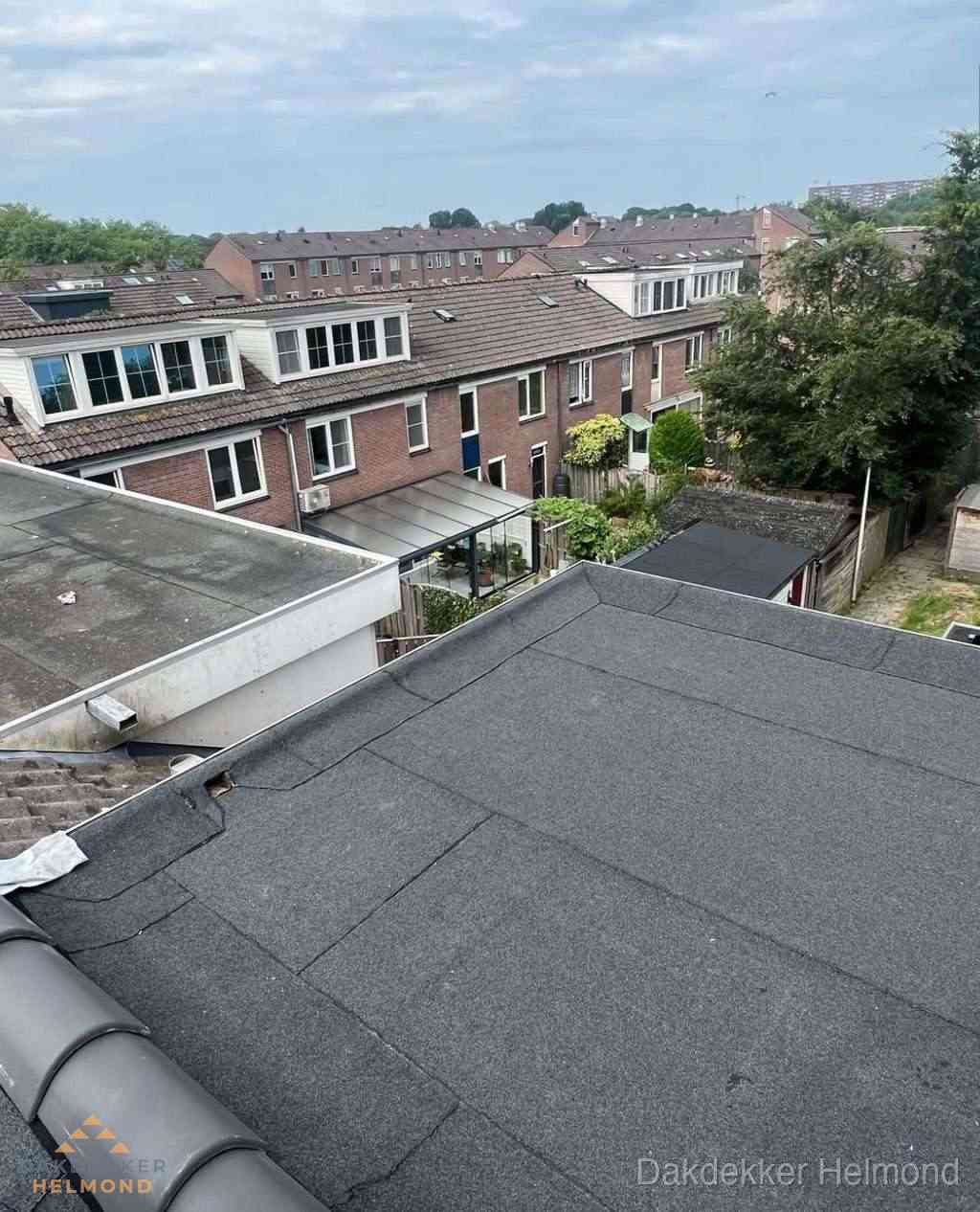 Vernieuwd plat dak met bitumen in woonwijk in Helmond