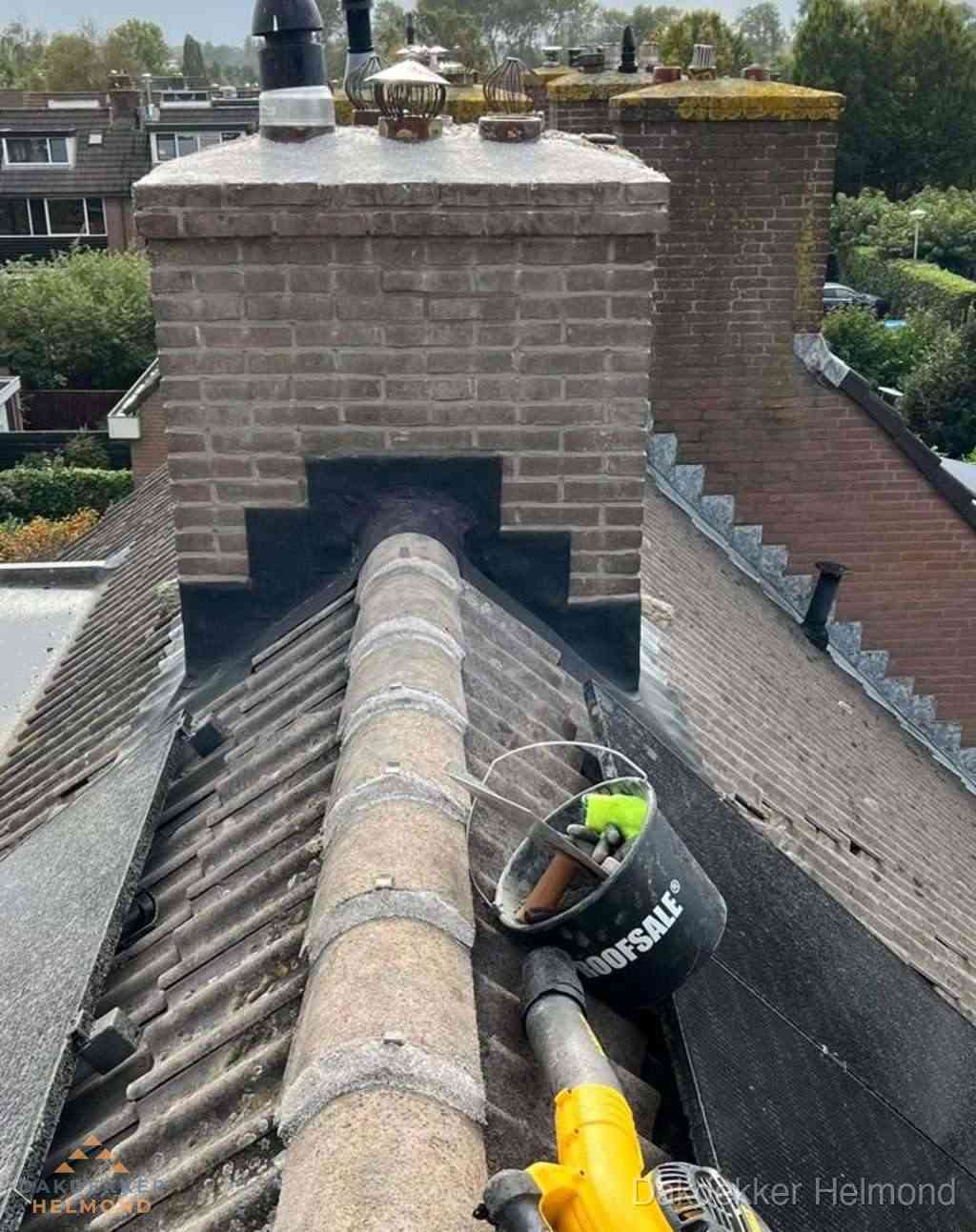 Dakdekker repareert bitumen dakleer bij dakdoorvoer in Helmond