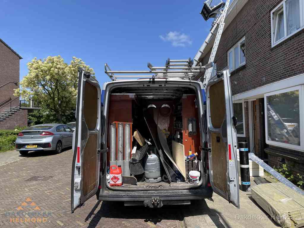 Spoed dakdekker bus met gereedschap en ladder bij woning in Helmond