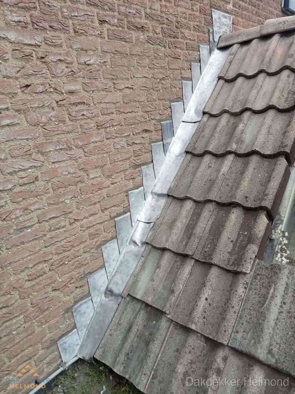 Loodslabben langs dakaansluiting bij bakstenen muur in Helmond