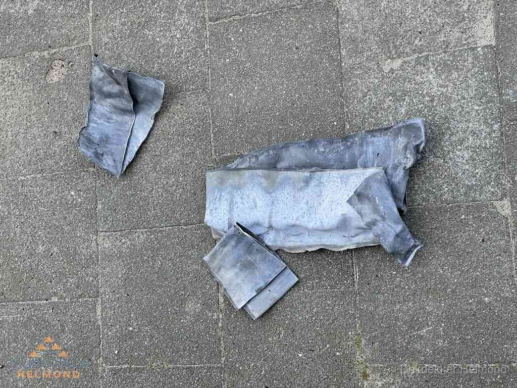 Oude verwijderde loodslabben na vervanging in Helmond